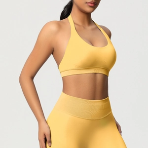 Détail de la brassière de sport licou extensible et du legging de yoga taille haute jaune