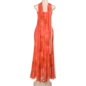 Détails de l'arrière d'une robe longue en résille à fleurs orange avec un dos nu licou