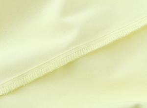 Makroaufnahme hochwertiger feiner Nähte am Stoffrand des Halter-Top-Sets für Damen