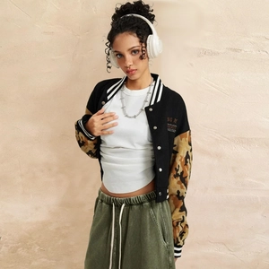Giacca da baseball streetwear da donna con maniche mimetiche gialle e design patchwork nero