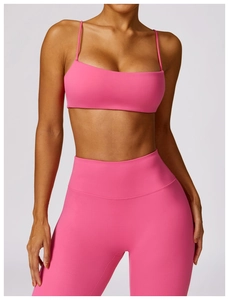 Detailansicht von pinkem Sport-BH und High-Waist-Leggings am fitten Model gezeigt