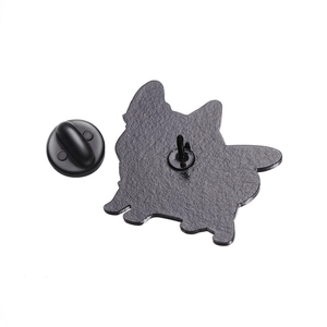Insigne de silhouette de chien corgi en métal noir avec fermoir en caoutchouc sur blanc