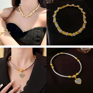 Parure de colliers vintage avec fleur de perle et pendentif cœur au style minimaliste
