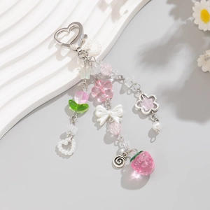 Dettaglio del ciondolo fragola rosa e catena di perle con chiusura a cuore