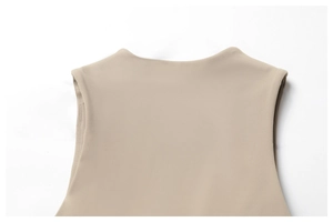 Détail du col d'une robe de tennis beige sans couture avec tissu en maille douce
