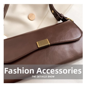 Detailaufnahme einer dunkelbraunen Vintage-Lederhandtasche mit goldener Relief-Metallschnalle