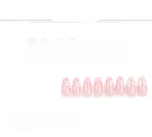Dettaglio di unghie finte a mandorla con base rosa e motivi floreali bianchi
