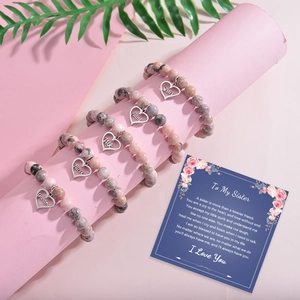 Bracelet en perles de pierre zèbre rose avec pendentif cœur pour sœur sur support