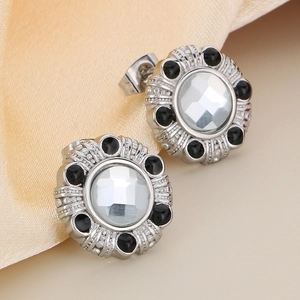 Gros plan détaillé de boucles d'oreilles vintage avec cristal blanc et pierres noires