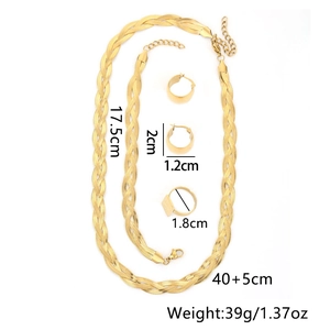 Set gioielli a treccia dorata con collana, bracciale, orecchini e anello su bianco
