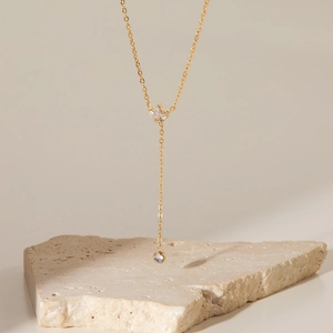 Collier français en acier titane 18K avec pendentif couronne et zircon sur pierre