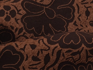 Vue détaillée du tissu jacquard marron foncé avec motif floral en dentelle gaufrée