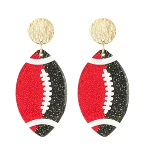 Dettaglio di orecchini da football glitterati rosso e nero con perni dorati su bianco