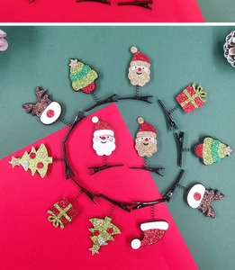 Nahaufnahme glitzernder Weihnachts-Haarclips mit Weihnachtsmann- und Rentier-Motiven