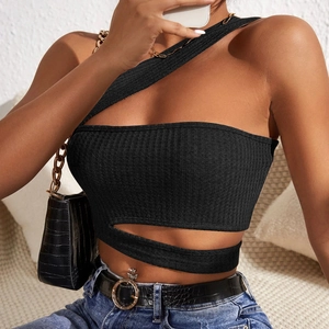 Detailaufnahme von schwarzem Rippstrick und Taillenausschnitt eines sexy Crop-Tops