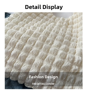 Gros plan sur la texture du tissu popcorn blanc cassé d'un sac plissé