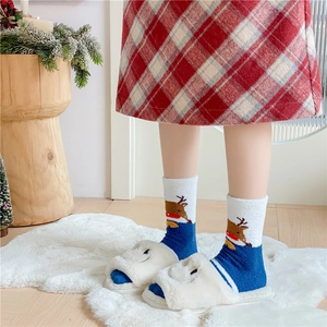Chaussettes bleues tricotées renne et pantoufles blanches en peluche pour l'hiver