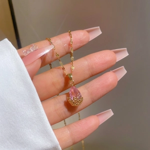 Collier avec pendentif cristal rose en forme de goutte et base dorée