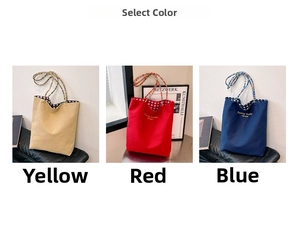 Detalle de bolso tote de lona con bordado, asas de cuerda de colores y forro de cuadros