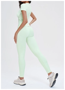 Vista laterale posteriore del set yoga senza cuciture verde menta che modella il corpo