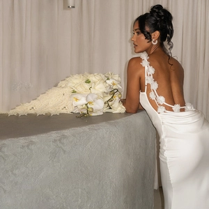 Robe de soirée élégante en satin blanc avec appliques florales 3D et dos nu chic