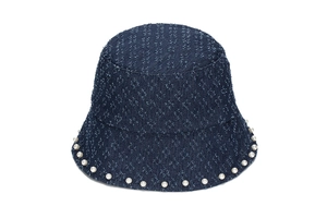 Détail d'un chapeau bob en jean bleu marine orné d'une bordure de perles blanches élégantes