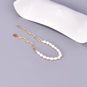 Detail of freshwater pearl and 18K gold-plated stainless steel chain link bracelet
