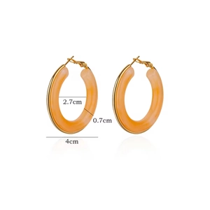 Détail des boucles d'oreilles créoles en résine de 4cm avec base dorée et dimensions