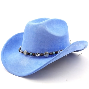 Détail du chapeau de cow-boy en suédine bleu clair avec ruban perlé ethnique et charms hamsa