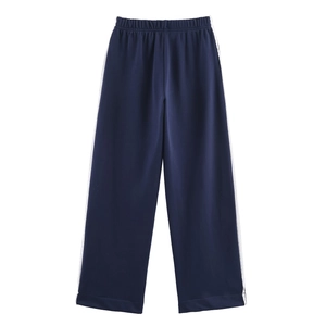 Détail du pantalon de jogging bleu marine avec bandes latérales blanches et taille élastique