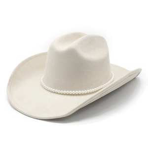 Chapeau de cowboy beige classique avec bande de perles et large bord relevé