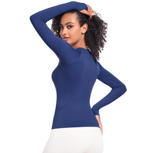 Dettaglio del top sportivo blu navy senza cuciture a maniche lunghe con asole per i pollici