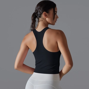 Vue détaillée du dos d'un débardeur de yoga noir dos nageur avec texture côtelée fine