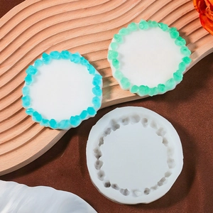 Détail du moule à dessous de plat en silicone avec des créations en résine de cristal