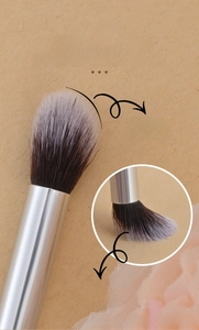 Détail du pinceau de maquillage en forme de flamme avec poils en fibres douces