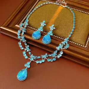 Parure collier et boucles d'oreilles fleur en zircon bleu ciel au style vintage