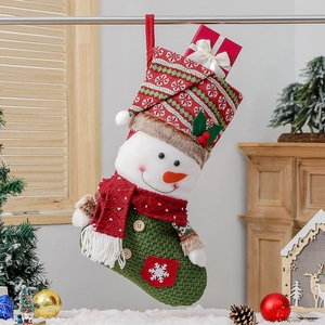 Chaussette de Noël bonhomme de neige en tricot 3D avec détails en peluche et laine festive