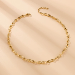 Détails du collier infini en acier inoxydable doré avec fermoir mousqueton et chaînette d'extension