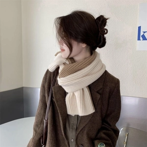 Chic two-tone knit scarf in beige and camel wool with classic vertical ribbed texture