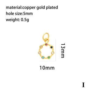 Détail montrant les dimensions du pendentif lune plaqué or 18K avec zircons colorés