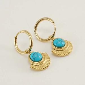 Vue détaillée des créoles dorées 18K avec pendentif turquoise et motif de fan radial