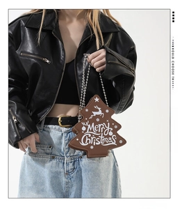 Détail du sac à bandoulière en similicuir en forme de sapin avec chaîne à perles argent