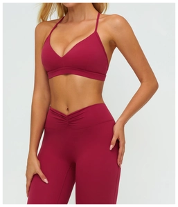 Détail de l'ensemble de yoga bordeaux avec legging taille haute en V et soutien-gorge en V