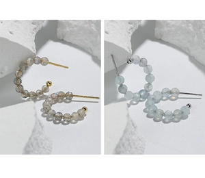 Dettaglio ravvicinato di orecchini a C in argento S925 con perle di labradorite e acquamarina