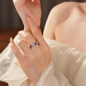 Anello in zircone dorato indossato da una modella che mostra l'artigianato squisito