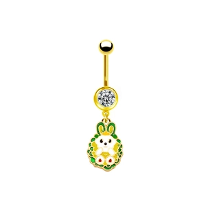 Dettaglio del piercing all'ombelico dorato con zircone e ciondolo a cartone