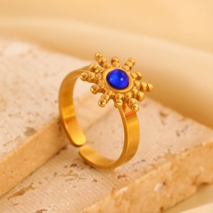Detail van de 18K gouden zonnestraal ring met blauwe steen en verstelbare band