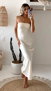 Elegante abito lungo senza spalline in raso bianco con trama setosa e silhouette fluida