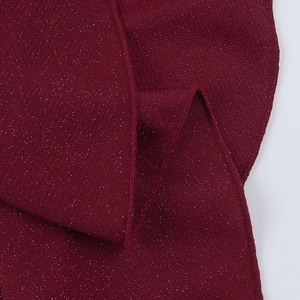 Dettaglio del tessuto rosso vino con glitter sottili e morbide pieghe testurizzate