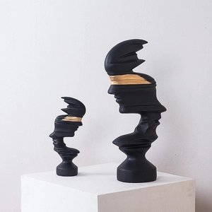 Abstracte gezichtssculpturen van hars in matzwart en goud voor luxe interieurdecoratie